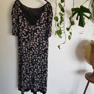 Blommig klänning från indiska  - Såå fin blommig klänning med ett litet hål vid midjan, men hålet sitter i ett veck så inget man ser!