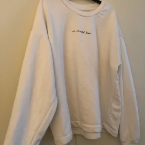 Sweatshirt - Tunn sweatshirt från pull and bear. Använd några gånger men den är som ny. Hör av dig för fler bilder❤️