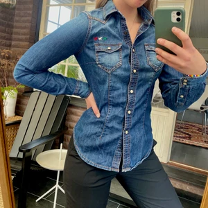Jeansskjorta  - Figursydd