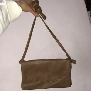 rymlig väska!! - rymlig och asfin secondhand väska!! egentligen en axelrems väska men går jättebra att bära såsom jag gör på andra bilden också😙😙