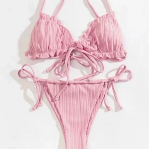 SHEIN bikini - Supersöt bikini från SHEIN❤️❤️ helt oanvänd med trosskydd kvar! Säljer då jag redan har en likadan! Passar XS-S🤩