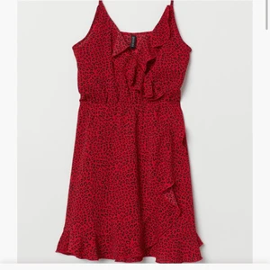 Klänning från HM - Jätte fin till sommaren. Aldrig använd bara testad. Nypris 240kr