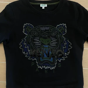 Svart kenzo tröja  - Svart kenzo tröja med blåa och gröna detaljer💕 storleken är S. Nypris ligger på ca 2000, pris kan diskuteras vid snabb affär. Självklart äkta