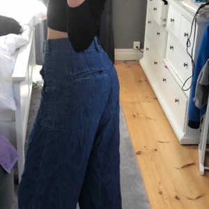 oversized jeans - Supercoola overzised jeans från zalando. Passar lite oversized som ör storlek XS/S men passar även M! Skicka privat för mer info! 💞 Flexibel med pris vid snabbt köp. Frakt tillkommer.