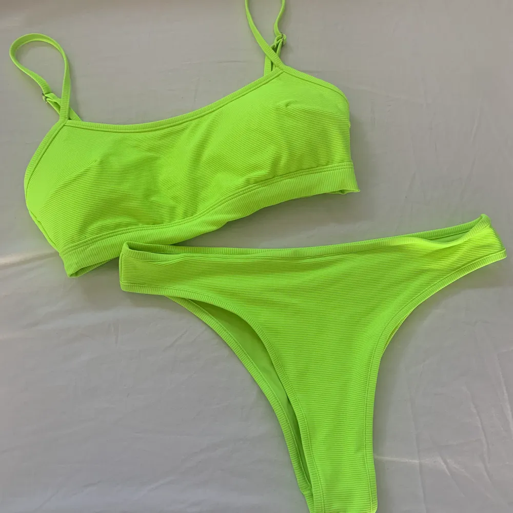 Säljer denna bikini i storlek S men skulle säga att den även passar M. Inläggen i toppen går att ta ut om en önskar. Den är ändrat använd ett fåtal gånger och ser ut som ny! Önskar du att köpa endast en av delarna kostar toppen 100 och underdelen 50kr! 💛 Kan mötas upp i Helsingborg men frakt fungerar ju självklart också!💛. Övrigt.