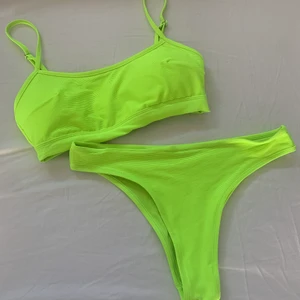 Bikini  - Säljer denna bikini i storlek S men skulle säga att den även passar M. Inläggen i toppen går att ta ut om en önskar. Den är ändrat använd ett fåtal gånger och ser ut som ny! Önskar du att köpa endast en av delarna kostar toppen 100 och underdelen 50kr! 💛 Kan mötas upp i Helsingborg men frakt fungerar ju självklart också!💛