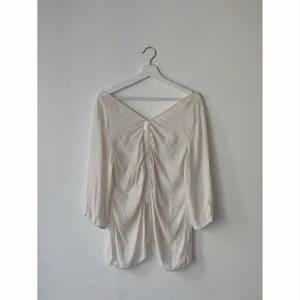 Söt blus  - Vit söt blus finns ingen lapp men skulle säga att den är SMALL. 