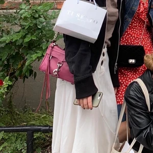 Väska  - Rebecca Minkoff ”Mini Mac” liknande väska i en lila färg. Inte äkta men väldigt lik och bra kvalitet. 