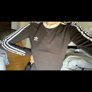 Adidas tröja  - Adidas långtröja svart/vit, stretchigt ”tight” material som e jätteskönt på. Storlek M men sitter fint på en S också! 