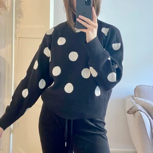 Stickad tröja  - En galet skön, prickig stickad tröja från H&M! Den är väldigt sparsamt använd🤍