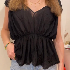 Festtopp, svart🥰🥰🥰 - Ass snygg festtopp som passar många, använd en gång för var inte min still, str S💗💗💗 priset är exkl frakt😜