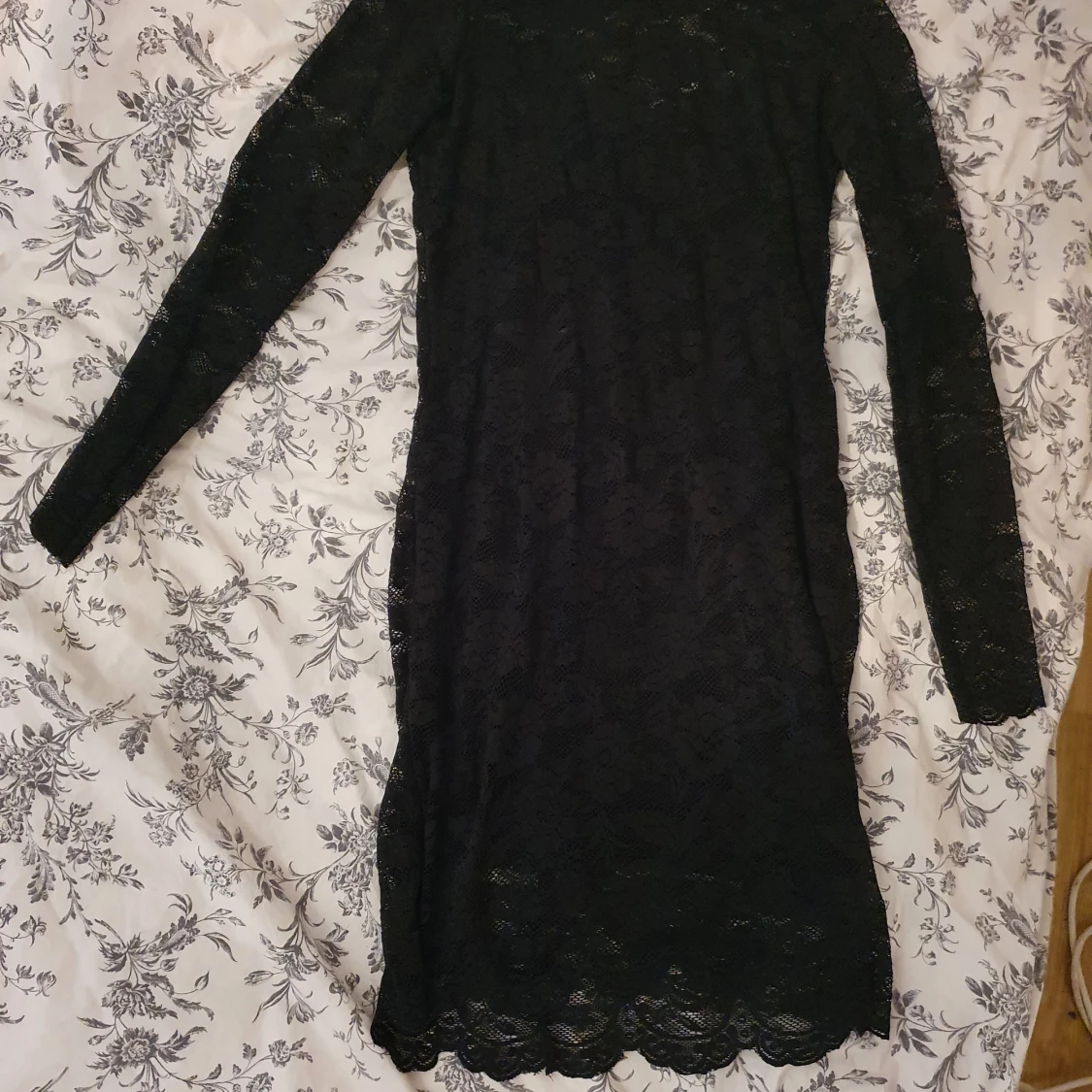 Svart spetsklänning i stl. M