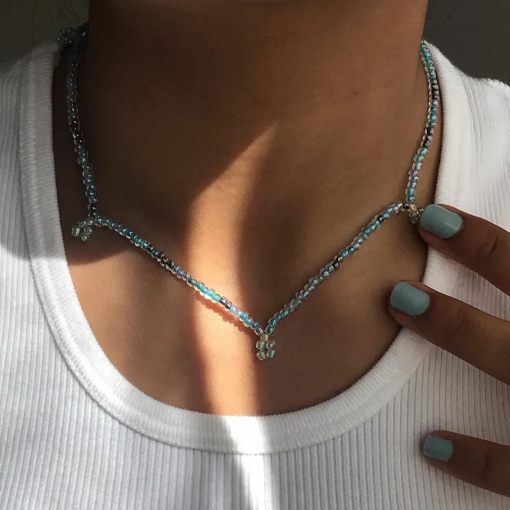 TURTLENECK-LACE 🦎🌊 säljer ett handgjort halsband av glaspärlor 90kr men eftersom att det är rea tills 8 maj så är det rea på 69kr 💕 Passa på nu!! Också perfekt smycke inför sommaren med fina toppar ju 😍 Instagram @designbyliya_ ❗️❗️❗️. Accessoarer.