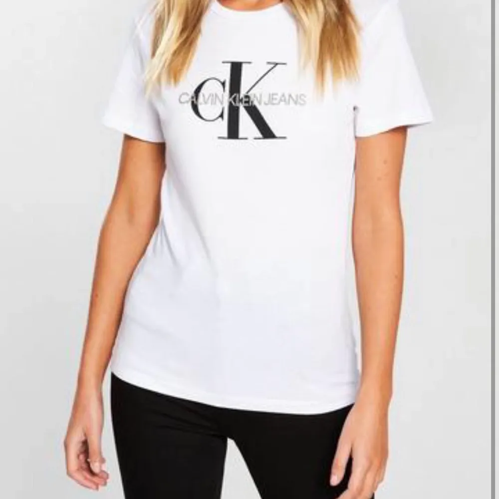 Säljer min tshirt från Calvin Klein, knappt använd men säljer billigt för att jag rensar garderoben! En storlek S för 50kr. T-shirts.