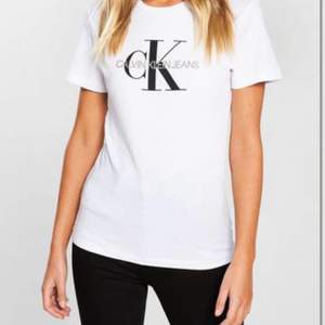 Säljer min tshirt från Calvin Klein, knappt använd men säljer billigt för att jag rensar garderoben! En storlek S för 50kr