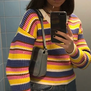 Färgglad stickad tröja - Färgglad stickad tröja från & Other Stories. Nästintill oanvänd, ganska tjockt material. Jag har vanligtvis S och är 177 cm. Högst bud: 160kr