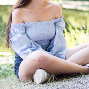 Ljusblå puffärmad tröja - En superfin puff- och långärmad tröja som aldrig kommer till användning längre! Den sitter superfint och passar perfekt till sommaren!! 💕 Stretchigt material så passar nog de flesta men skulle säga S-M. 