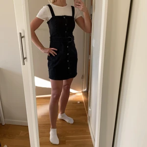 Jeansklänning strl S - Off black jeansklänning i strl S från Bershka. Oanvänd!