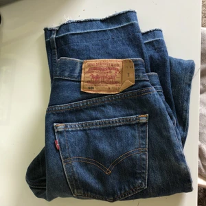 Levis 501 - Säljer mina Levis 501. Insydda i midjan och sitter perfekt på mig som är 177cm. Egentlgien 35/34 men sitter bra på mig som vanligtvis har 27/34. Sprättade för att få mer längd! Skriv privat för fler bilder!!💕
