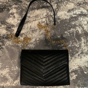 Väska med kedja - En fin stilren enkel väska, köparen står för frakt 💞