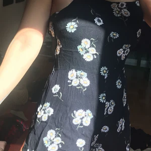 Mörkblå shorts dress med blommor  - Jätte fin 