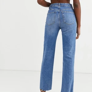 Blå jeans - Blå jeans från Asos Tall. Utsvänga i vintage stil och helt oanvända. Storlek 30/36 och lagom långa på mig som är 1,75🥰