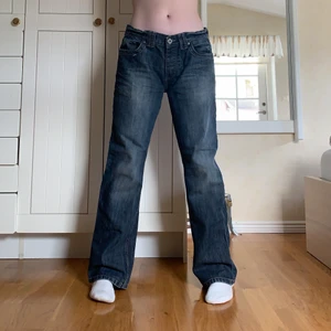 Baggy Low Waits Jeans - Säljer dessa coola y2k-jeansen! De är i storlek W34L32, 88cm midja, 79cm innerbenslängd (jag är 172cm och brukar har W28 i byxor)💚🌸💓✨
