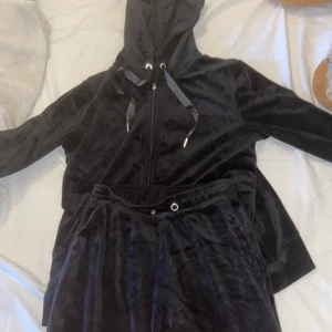 Gina tricot dress - Är för liten för mig och tog inte kvittot när jag köpte köpte de igår så de är helt nya men fick inte snöret med på byxor na men om man vill ha det så fixar jag🙂