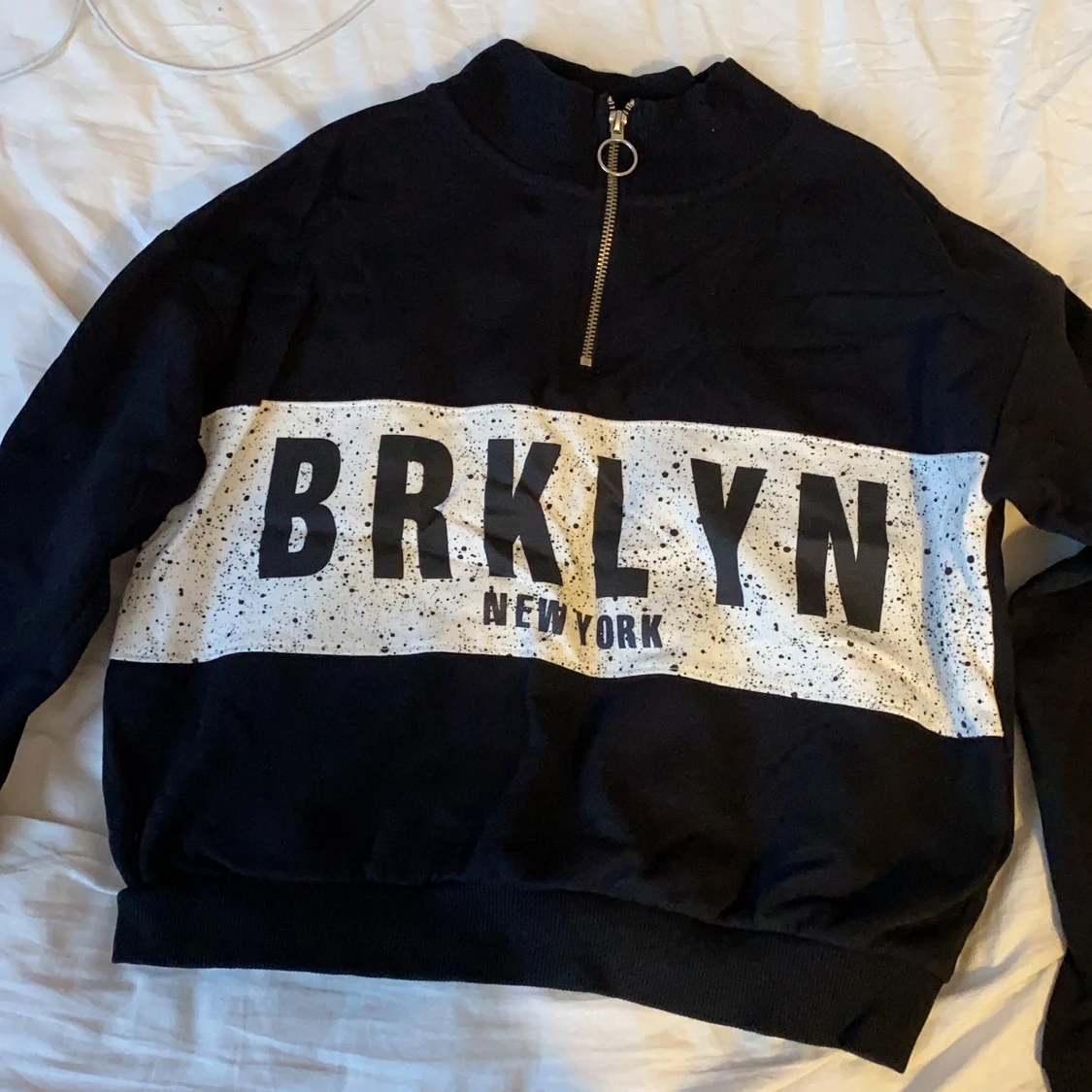 En tröja med en liten dragkedja