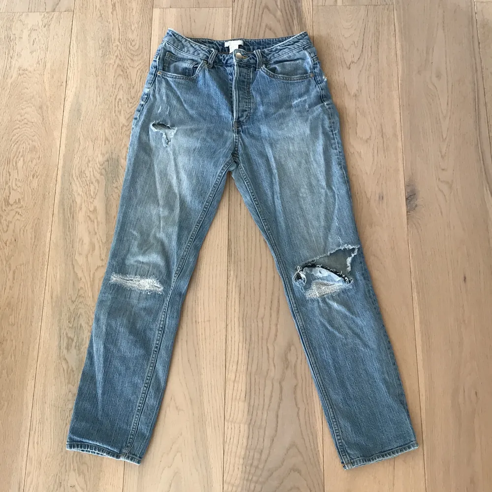 Blåa jeans med slitningar. Från H&M i storlek 36.✨. Jeans & Byxor.