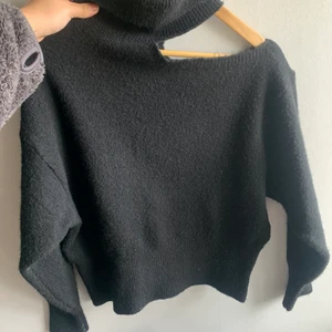 Stickad tröja! - Så fin stickad tröja med en öppen axel! Tröjan kommer från Gina använd 1 gång!🖤 nypris 299 säljs för 150