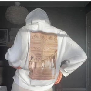 Hoodie med tryck i ryggen - Säljer denna supersnygga hoodien med tryck på ryggen som är från zara men köpt här på Plick 💓💓 Direkt pris : 250kr + frakt 