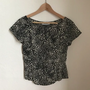 Mönstrad topp från Size 8 Needle strl S - Mönstrad topp från Size 8 Needle. Tunt, svalt tyg, perfekt till sommaren 🌸 Har en söm runt midjan (se bild 2), sitter väldigt smickrande. Storleken är S, sitter väldigt bra på mig som brukar ha 34. Sparsamt använd, hittar inget att anmärka på. :)