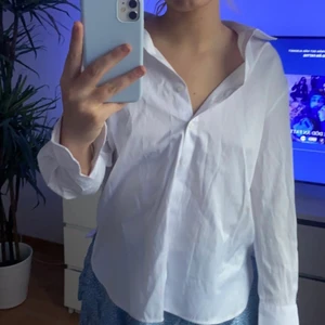 Skjorta - Vit oanvänd skjorta med fin detalj på ryggen💖 från na-kd och det är även det som står därbak💖💖 storlek 36