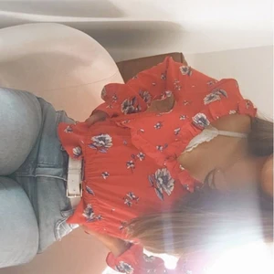 röd topp - supergullig röd blus. Säljer då den inte längre är min stil!