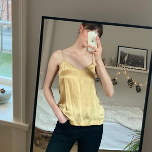 Linne 100% silke Wera strl 38 - Guldfärgat linne i 100% silke från Wera, strl 38. Gott skick, några trådar är lite dragna i tyget men inget som man tänker på. Detaljbilder kan ordnas vid intresse. Säljes då det inte längre kommer till användning. 