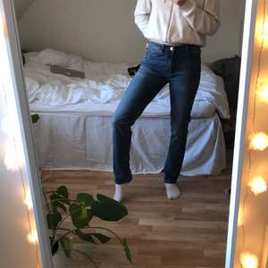 Ett par basic och snygga straight jeans från Cubus💞 midwaist i storlek 29/30✌🏼