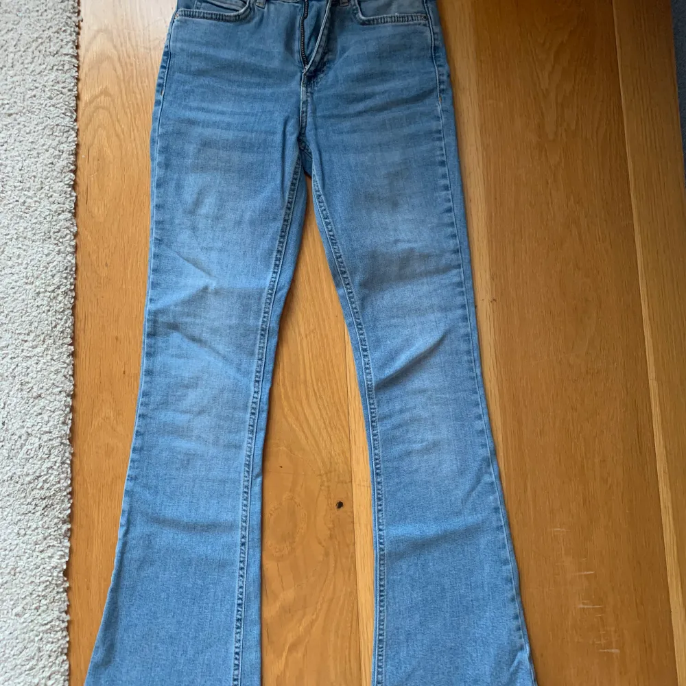 Säljer dessa sjukt snygga ljusblåa boocut jeans från Gina tricot som tyvärr är lite för små. Byxorna är i storlek S! (Kan även sitta som ca då storleken är liten! Byxorna är i super god skick då jag bara använt de MAX 2 gånger! Nypris 449, säljer för 300 inklus frakt😍Skriv gärna priv om frågor eller bilder.. Jeans & Byxor.