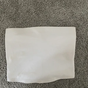 Vit top - Super fin sommar top från H&M💞passar till allt! Använt fåtal gånger, alltså nyskick. Köparen står för frakt!📦