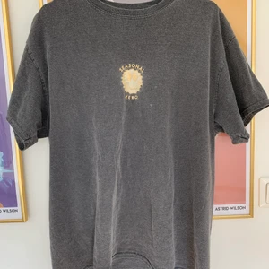 UN:IK clothing T-shirt  - Säljer min gråa oversize tshirt från UN:IK clothing. Nypris är ca 300:- plus frakt som brukar ligga på 100:- då de är ett australiskt märke! Perfekt till sommaren!🌼💕