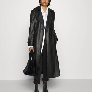 Gina tricot lång läder jacka - oanvänd. ordpris = 899kr