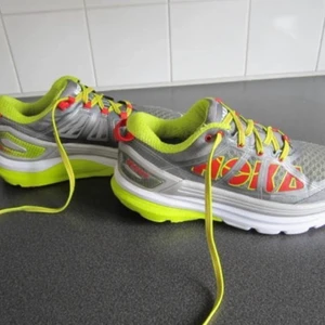 Hoka One Skor Sneakers 38 2/3 - Sneakers från Hoka! Modell: One, W Constant 2 Mycket lätta! Färg: Grå/Röd/Gul Storlek: 38 2/3 Yttermått ca: 28 cm. Skorna är i Fint skick och de kommer från ett rökfritt hem!