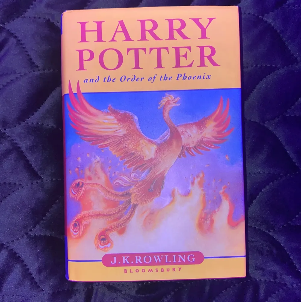 Säljer min Harry Potter bok som är på engelska! Boken har inga synliga skador och är i bra skick.🥰 Skriv om du är intresserad eller har några frågor. Köparen står för frakten❗️köptes för 385kr. Övrigt.