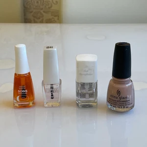 Olika nagellack/nagelvård produkter - Här är lite olika nagelprodukter som jag säljer❤️  Soins Manicure nagelbandsolja oöppnad 20kr❤️  Isadora Top Coat mer än halvfull 20kr❤️ Nail Strengthener (stärcker tunna naglar) halvfull 20kr❤️ China Glaze Nagelack använd 2 ggr 50kr (nypris 100kr)❤️ 