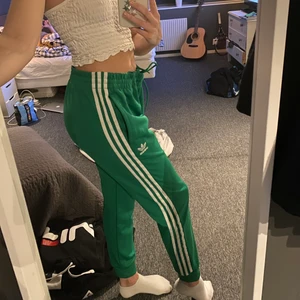 Adidasbyxor - Snygga vintage adidasbyxor! Byxorna är i strl L, men skulle mer söga att de är som ett par S/M! Jag är 1,75! ❤️🙏🏻 köparen står för fraktkostnaden 