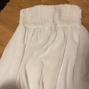 en vit klänning som används en gång! 