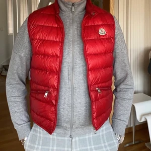 Moncler väst strl 2/M - Röd monclerväst i storlek 2/M. Köpt för ca 1 år sen. Köp direkt för 3 000 kr eller ge eget bud ❤️