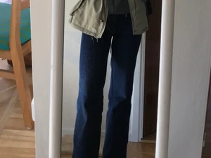 Pop Stockholm vintage jeans storlek 25 - Otroligt coola mörkblå jeans från vintage-affären Pop Stockholm. De har vita kontrastsömmar och är långa i benen. Jag på bilden är ca 172 cm. Jeansen är rätt lågmidjade och vida, svagt utsvängda. Bra skick men använda. 