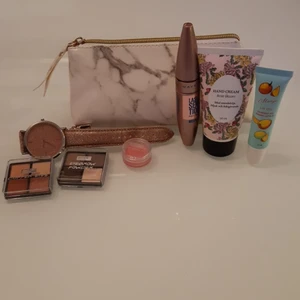 Beuty kit - Hej!💖Säljer detta beuty kitet ! Ifal ni är intresserade kontakta mig via snapshat plick sms!😃innehåller maskara,kräm,klocka,lip olja,ögonskugga,lip blam,marmor smink väska! Allt är inte nytt lite använda förutom ögonskuggan,lip oljan,lip blam som tur rengör jag allt med handskrivet och allt annat!❤❤