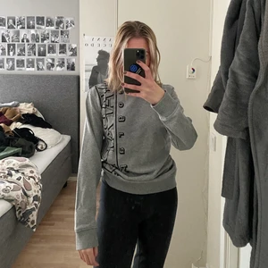 Tröja - Tröja från Napapijri som är köpt från Kidsbrandstore. Största storleken på hemsidan och jag är en xs normalt. Ytterst sparsamt använd